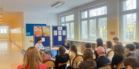 Powiększ grafikę: debata uczniów