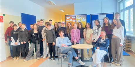 Powiększ grafikę: uczniowie w grupie po debacie