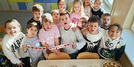 Powiększ grafikę: dzien-jablka-w-klasach-mlodszych-714616.jpg