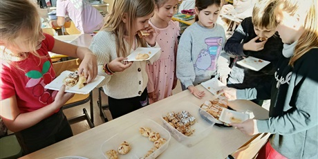 Powiększ grafikę: dzien-jablka-w-klasach-mlodszych-714619.jpg