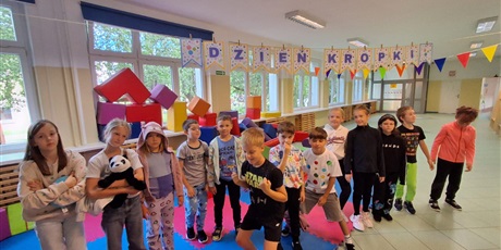 Powiększ grafikę: dzien-kropki-w-sp3-637960.jpg