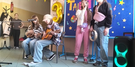 Powiększ grafikę: występ muzyczny ucznnic z klasy 7