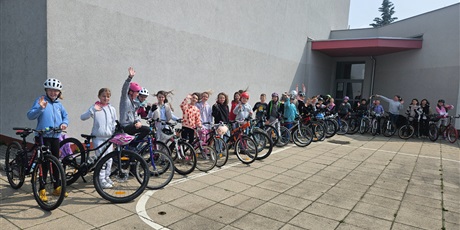 Powiększ grafikę: uczniowie przy rowerach