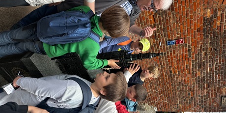 Powiększ grafikę: klasa-4a-na-historycznym-spacerze-w-sercu-gdanska-698614.jpg