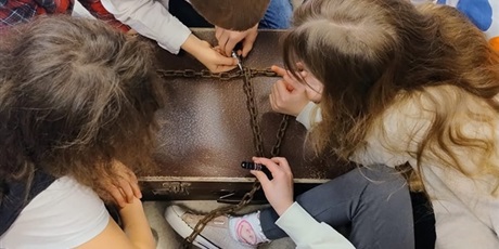 Powiększ grafikę: uczniowie klasy 1 otwierają walizkę