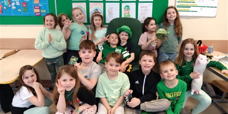 Powiększ grafikę: Grupa dzieci ubrana na zielono