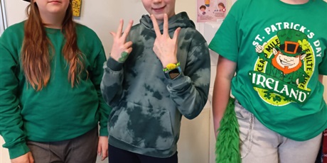 Powiększ grafikę: Grupa dzieci ubrana na zielono