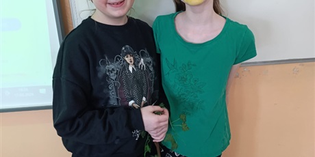 Powiększ grafikę: Grupa dzieci ubrana na zielono