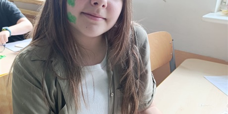 Powiększ grafikę: dziewczynka z zielonym makijażem