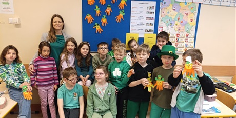 Powiększ grafikę: Grupa dzieci ubrana na zielono