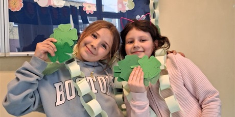 Powiększ grafikę: uczniowie z ozdobami