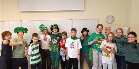 Powiększ grafikę: Grupa dzieci ubrana na zielono