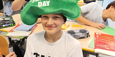 Powiększ grafikę: chłopiec w zielonej czapce