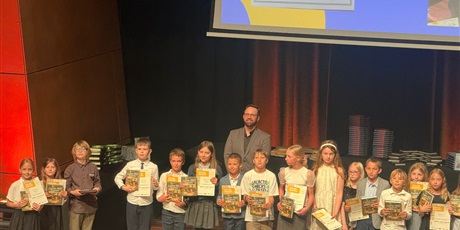 Powiększ grafikę: uroczysta-gala-wielkiego-maratonu-czytelniczego-704494.jpg
