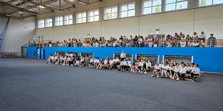 Powiększ grafikę: uroczyste-zakonczenie-roku-szkolnego-2025-2026-klas-1-3-706910.jpg