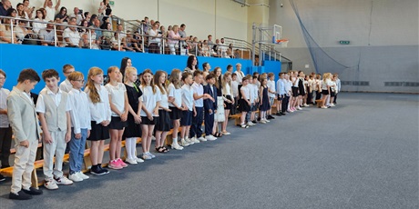 Powiększ grafikę: uroczyste-zakonczenie-roku-szkolnego-2025-2026-klas-1-3-706926.jpg