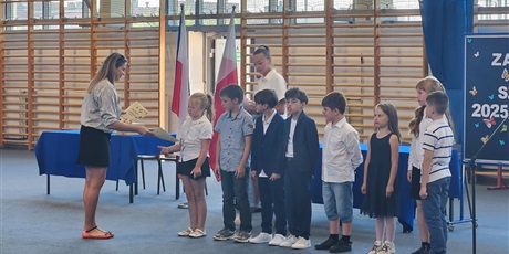 Powiększ grafikę: uroczyste-zakonczenie-roku-szkolnego-2025-2026-klas-1-3-706932.jpg