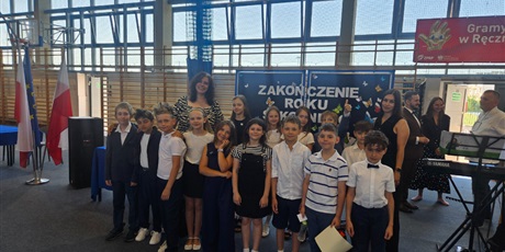 Powiększ grafikę: uroczyste-zakonczenie-roku-szkolnego-2025-2026-klas-1-3-706939.jpg