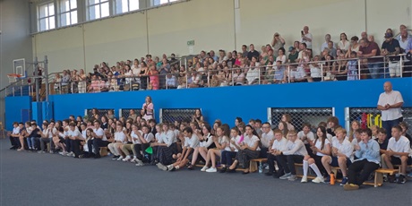 Powiększ grafikę: uroczyste-zakonczenie-roku-szkolnego-2025-2026-klas-4-8-707167.jpg