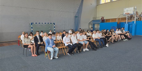 Powiększ grafikę: uroczyste-zakonczenie-roku-szkolnego-2025-2026-klas-4-8-707169.jpg
