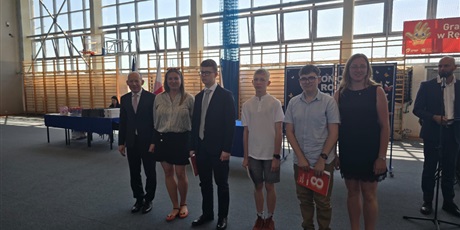 Powiększ grafikę: uroczyste-zakonczenie-roku-szkolnego-2025-2026-klas-4-8-707194.jpg