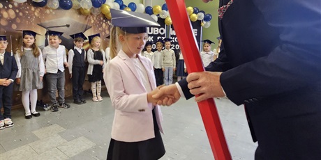 Powiększ grafikę: uroczystosc-pasowania-uczniow-klasy-1-643193.jpg