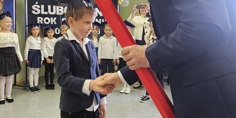 Powiększ grafikę: uroczystosc-pasowania-uczniow-klasy-1-643200.jpg